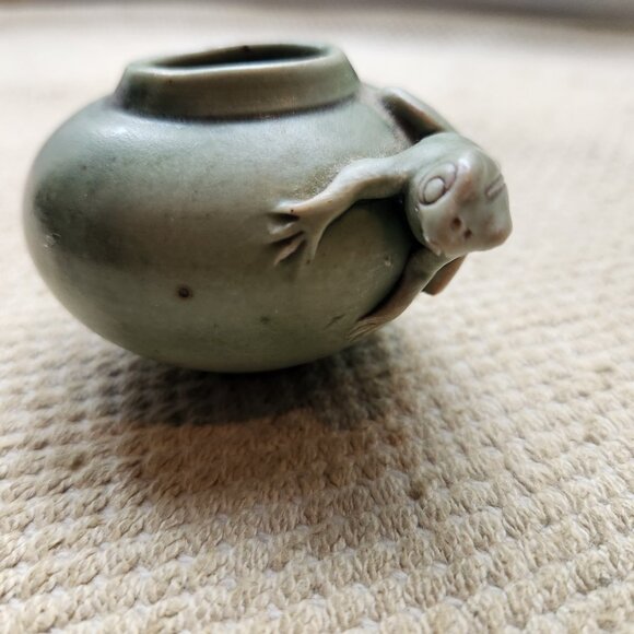 Carved Frog Matte Celadon Moss Green Glazed Studio Art Pottery Cabinet Vase - Picture 3 of 7